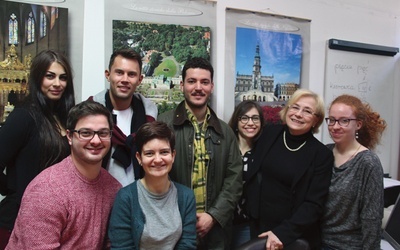 Prof. Janina Janas  ze studentami w Bari.