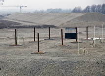 Niedokończona zapora czołowa zbiornika Racibórz Dolny widziana od strony Brzezia.