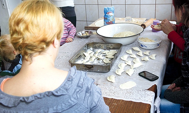 Mieszkanki Domu Samotnej Matki przygotowują obiad.