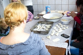 Mieszkanki Domu Samotnej Matki przygotowują obiad.