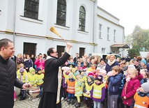 ◄	Dzięki wolontariuszom o tym, że trzeba pomagać nieuleczalnie chorym, wiedzą nawet najmłodsi słubiczanie. Na zdjęciu: tegoroczna akcja Pól Nadziei. W ogrodzie przy kościele pw. NMP Królowej Polski w Słubicach posadzono ok. 2 tys. cebulek żonkili. Pieniądze z ich sprzedaży wspomogą hospicja.