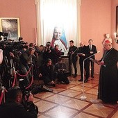 Kard. Dziwisz w dniu przyjęcia przez papieża Franciszka jego rezygnacji z funkcji metropolity krakowskiego spotkał się z dziennikarzami.