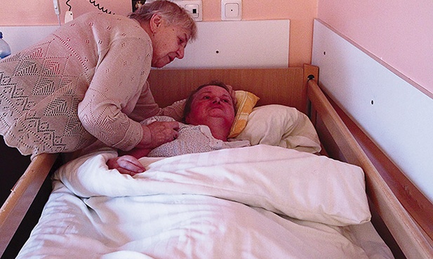 Tym, co wszyscy chorzy i ich bliscy najbardziej cenią w hospicjum, jest serdeczna atmosfera i profesjonalna opieka. Na zdjęciu pani Joanna, która każdego dnia,  od pół roku, odwiedza tu córkę Ewę.