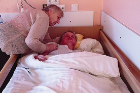 Tym, co wszyscy chorzy i ich bliscy najbardziej cenią w hospicjum, jest serdeczna atmosfera i profesjonalna opieka. Na zdjęciu pani Joanna, która każdego dnia,  od pół roku, odwiedza tu córkę Ewę.