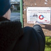 Plakat na przystanku informuje mieszkańców Biernowa, komu pomagają.