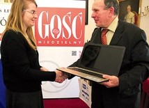 Od lat, oprócz symbolicznego Złotego Pióra, główną nagrodą jest laptop ufundowany przez Marka Drasa, prezesa Radiotechnika Marketing Spółka z o.o. we Wrocławiu. Na zdjęciu Agnieszka Żurek.