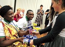 Goście z Afryki otrzymali kilka kartonów przyborów szkolnych zebranych przez uczniów szkół gminy Długołęka.