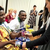 Goście z Afryki otrzymali kilka kartonów przyborów szkolnych zebranych przez uczniów szkół gminy Długołęka.