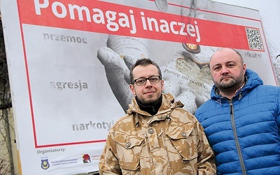 Jakub Wrona (z prawej) i Jakub Słowik, prezesi Fundacji Społecznej „Progres”, przekonują,  że lepiej wspierać  instytucje pomocowe.