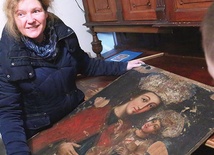 W pracowni Anny Borowskiej (na zdjęciu)  obraz zostanie gruntownie odnowiony.