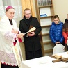 Bp Andrzej Jeż poświęcił po Mszy św. także poddany kapitalnemu remontowi dom duszpasterski.