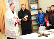 Bp Andrzej Jeż poświęcił po Mszy św. także poddany kapitalnemu remontowi dom duszpasterski.