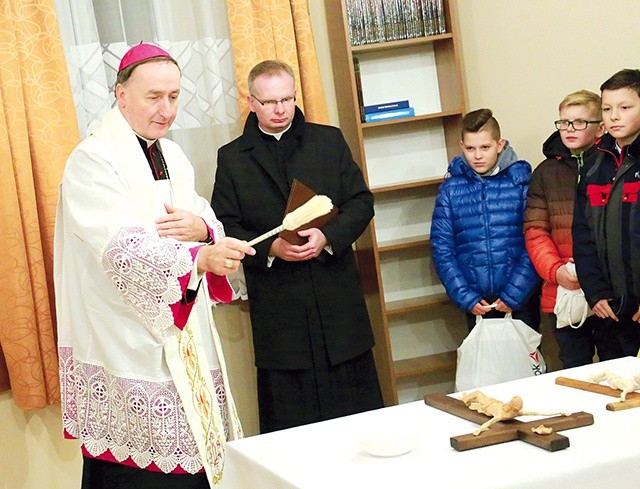 Bp Andrzej Jeż poświęcił po Mszy św. także poddany kapitalnemu remontowi dom duszpasterski.
