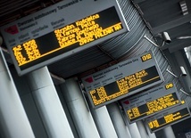 Pasażerowie komunikacji miejskiej znajdą na tablicach informacje o jakości powietrza i zaleceniach co do aktywności na zewnątrz.