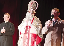 Św. Mikołaj, prezes Piotr Ryszka i ks. Robert Kasprowski razem powitali dzieci.
