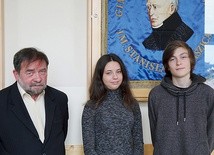Uczestnicy projektu Maria Prochownik i Michał Czarnynoga z opiekunem Maciejem Gibasem.