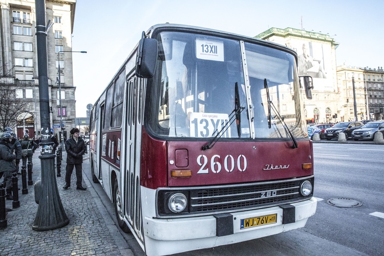 Autobus, czerwony... W rocznicę stanu wojennego