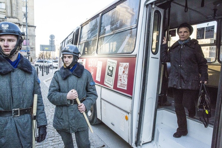 Autobus, czerwony... W rocznicę stanu wojennego