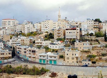 Betlejem oddziela od Jerozolimy gruby, betonowy, wysoki na prawie 9 metrów mur