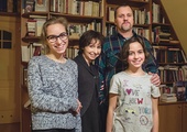 Rodzina Witanów (Mama Małgorzata, tata Marcin, córki Basia i Marta, i nieobecny na zdjęciu Bartek)