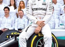 Keke Rosberg (z lewej) to mistrz świata Formuły 1 z 1982 r.  Nico Rosberg 27 listopada 2016 r. powtórzył sukces taty