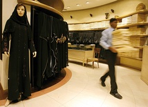 Dubaj. Farid pracował w Dubaju w sklepie z luksusowymi garniturami. Klienci go uwielbiali. Praca była jego dumą.