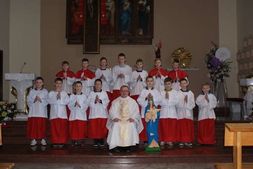 Ministranci z parafii Znalezienia Krzyża Świętego w Rusinowicach