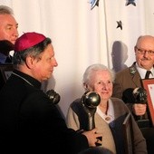 Złote Kule laureatom wręczał bp Henryk Tomasik. Od lewej laureaci: Zdzisław Mroczkowski, Teresa Urban i Tadeusz Misiak