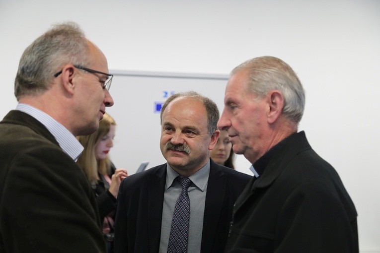Porf. Krzysztof Szwagrzyk (po lewej) zapewnił, że IPN nadal będzie prowadzić poszukiwania reszty grobów pomordowanych partyzantów "Bartka"