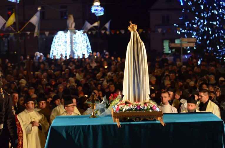 Tłumy oddające miasto Maryi