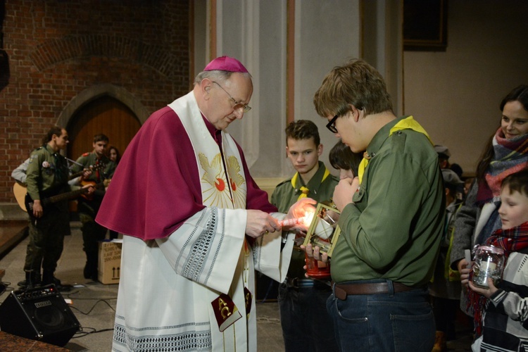 Światełko z Betlejem dotarło do katedry