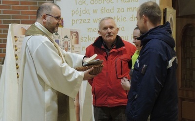 Szczęśliwcy, którzy odpowiedzili prawidłowo na roratnie pytanie i zostali wylosowani, odbierają nagrody z rąk ks. Przemysława Sawy