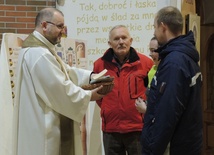 Szczęśliwcy, którzy odpowiedzili prawidłowo na roratnie pytanie i zostali wylosowani, odbierają nagrody z rąk ks. Przemysława Sawy