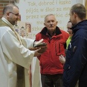 Szczęśliwcy, którzy odpowiedzili prawidłowo na roratnie pytanie i zostali wylosowani, odbierają nagrody z rąk ks. Przemysława Sawy