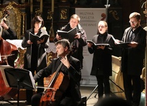 Krakowscy muzycy w zabytkowej drewnianej świątyni