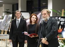 Michał Kobiela (z lewej) z Jackiem Cwetlerem i Anną Gierulą-Kłusek na wernisazu wystawy w Bibliotece Śląskiej