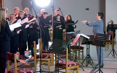 Chórem "Gaudete" dyryguje Ewa Sterczewska