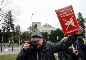 Pikieta dziennikarzy przeciwko planom ograniczeń dla mediów w Sejmie