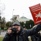 Pikieta dziennikarzy przeciwko planom ograniczeń dla mediów w Sejmie