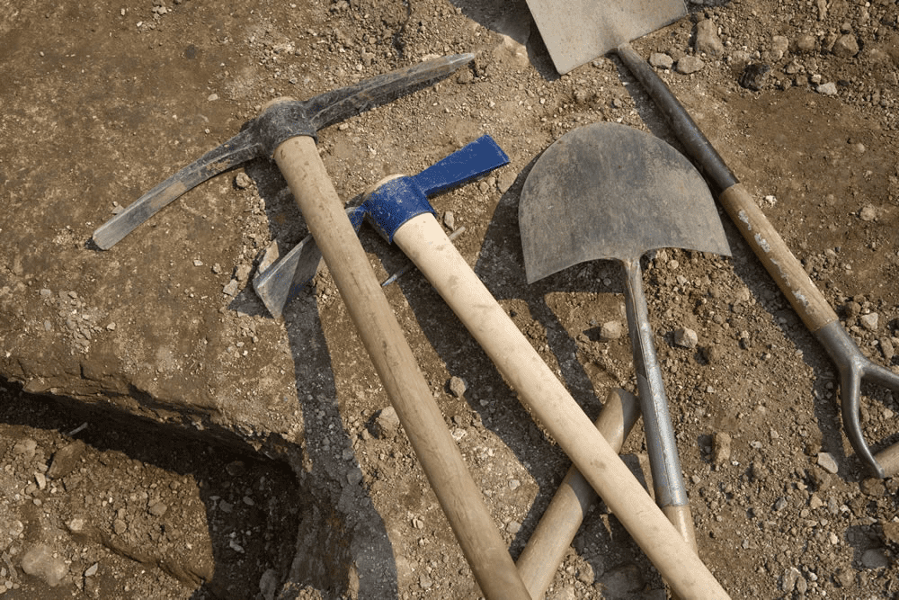 Предметы необходимые археологу. Предметы с раскопок. Инструменты археолога. Инструменты палеонтолога. Вещи археолога.