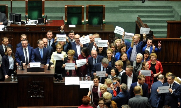 Opozycja blokuje mównicę w Sejmie, Kaczyński odsyła Pomaskę "do diabła"