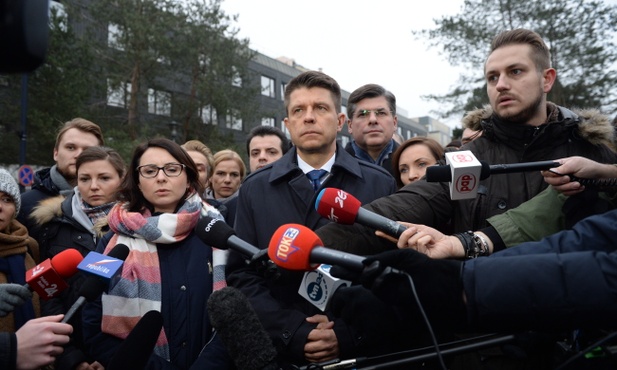 Petru nawołuje do manifestacji