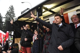 Protest opozycji przed Pałacem Prezydenckim przeniósł się przed Sejm