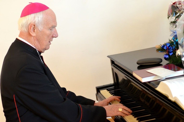 Biskup zagrał im na fortepianie