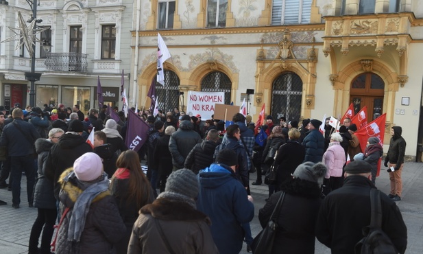 "Wygwiżdżemy PiS i kler"