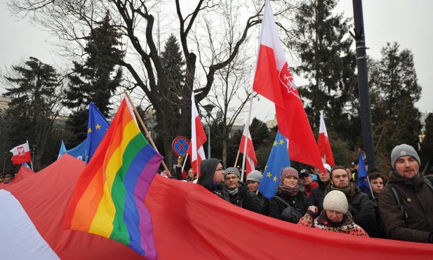 Znani dziennikarze apelują, by nie dać się oszukać "zawodowym kłamcom"