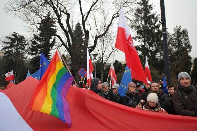 Znani dziennikarze apelują, by nie dać się oszukać "zawodowym kłamcom"