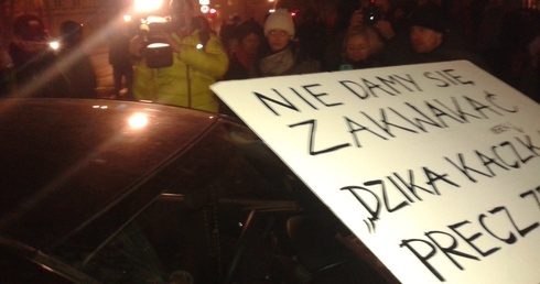 Pikieta pod Wawelem. Blokowali wjazd polityków PiS