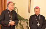 Bp Andrzej Jeż (z lewej) mianował bp. Leszka Leszkiewicza przewodniczącym komisji przygotowawczej V Synodu Diecezji Tarnowskiej