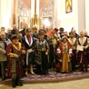 Członkowie Radomskiego Bractwa Strzelców Kurkowych z kapelanem ks. Markiem Kujawskim i zaproszonymi gośćmi